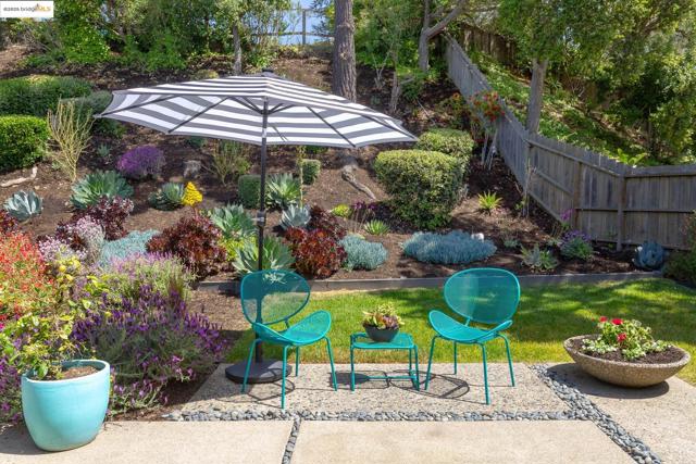 8156 Coach Dr, Oakland CA: https://media.crmls.org/mediaz/11697031-8119-4b96-88e8-80636263fa36.jpg