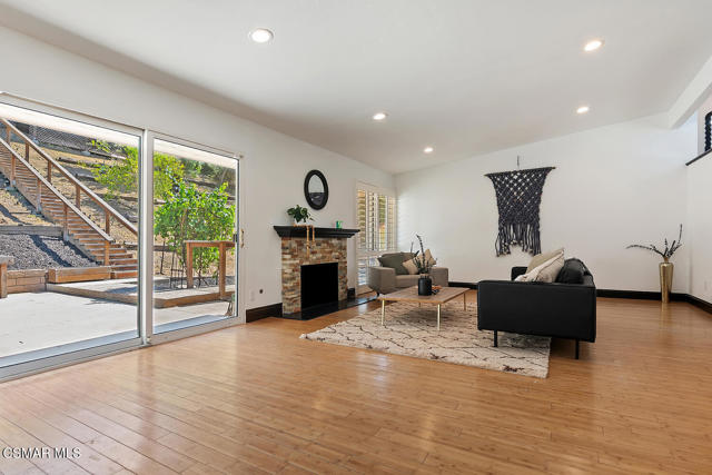 4809 Dunman Avenue, Woodland Hills CA: https://media.crmls.org/mediaz/11697b60-e12d-4e48-accb-a1f14225f553.jpg