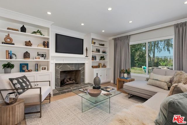 2968 Nicada Drive, Los Angeles CA: https://media.crmls.org/mediaz/1169df69-a10e-4e61-ac30-20ae277f843b.jpg