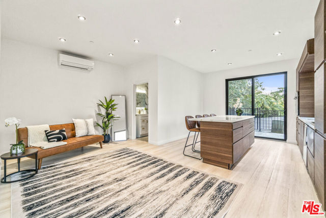 2315 Loma Vista Place, Los Angeles CA: https://media.crmls.org/mediaz/116a7e41-bdae-472c-805e-9c1f0ac8efa4.jpg