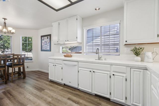 974 Clinton Pl, Pleasanton CA: https://media.crmls.org/mediaz/116bfb10-1290-47c1-826f-29235b1d07f9.jpg