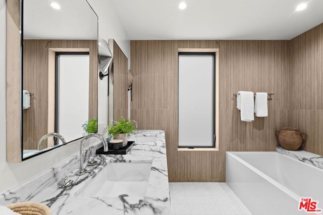 913 913 1/2 N Beverly Glen Boulevard, Bel Air CA: https://media.crmls.org/mediaz/116c03f8-3282-40af-8696-729bb3e425d0.jpg