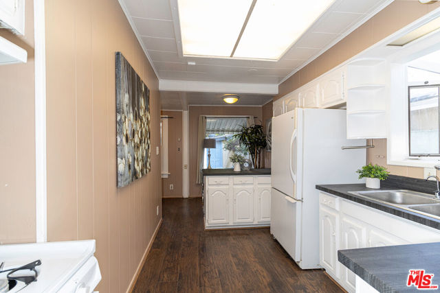 8966 Cadillac Avenue, Los Angeles CA: https://media.crmls.org/mediaz/116cd3ec-46af-4c04-9195-47d444bb3e0e.jpg