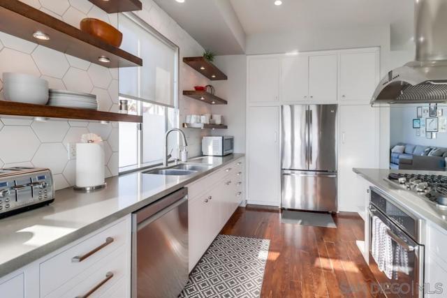 1016 1st St, Coronado CA: https://media.crmls.org/mediaz/116dbff3-7b7b-4e17-b2d0-030fa8b854dd.jpg