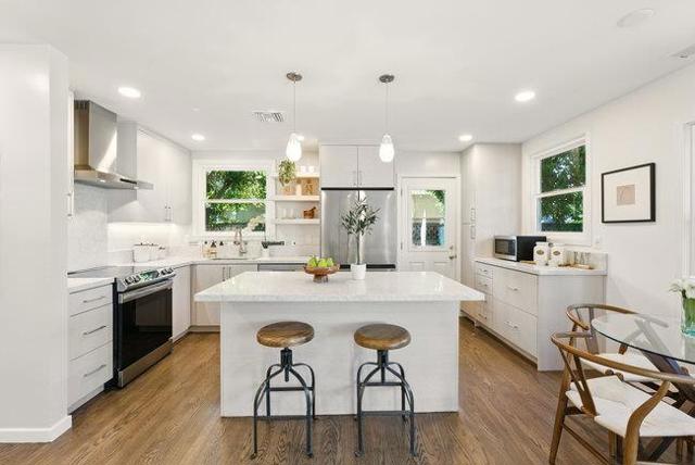 843 15th Avenue, Menlo Park CA: https://media.crmls.org/mediaz/116e486d-02f1-47b6-91d8-0444acecda81.jpg