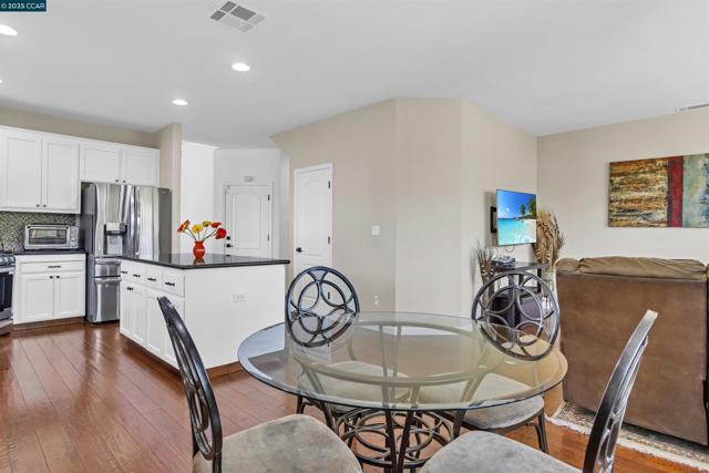 1186 Waverly Cir, Hercules CA: https://media.crmls.org/mediaz/116fdb06-1f98-4bc7-b971-513dcdda06ad.jpg