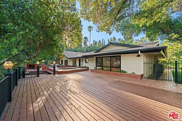 17449 Sumiya Drive, Encino CA: https://media.crmls.org/mediaz/11703881-84f8-42c8-83fb-680c2a1edf47.jpg