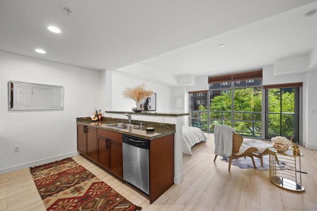 206 Park Blvd, San Diego CA: https://media.crmls.org/mediaz/11714097-6dee-4722-ba27-85e32a49585b.jpg
