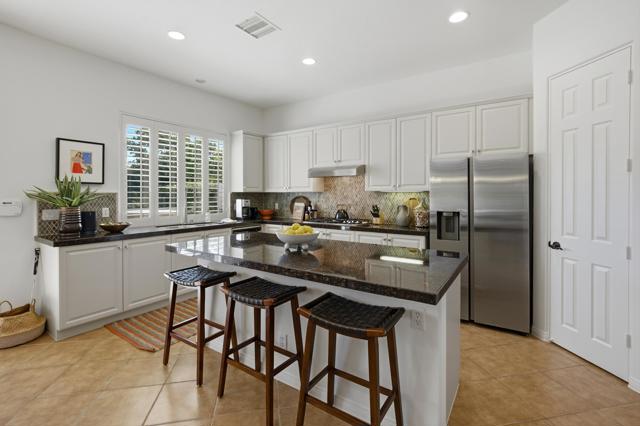 48224 Big Horn Drive, La Quinta CA: https://media.crmls.org/mediaz/11716eef-548d-4abf-9136-b8ed3db937a5.jpg