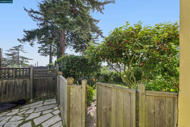 680 Grizzly Peak Blvd, Berkeley CA: https://media.crmls.org/mediaz/1171d36a-695c-4068-abd3-4c9ba8aea768.jpg