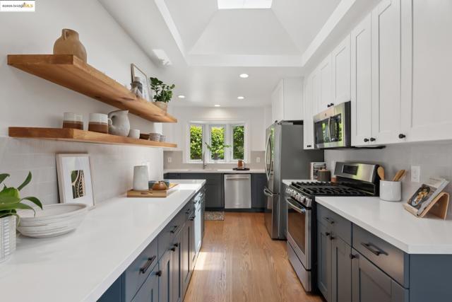 1270 Queens Rd, Berkeley CA: https://media.crmls.org/mediaz/11725f5d-a38a-4d75-ae07-3c8f6ad0ceb0.jpg