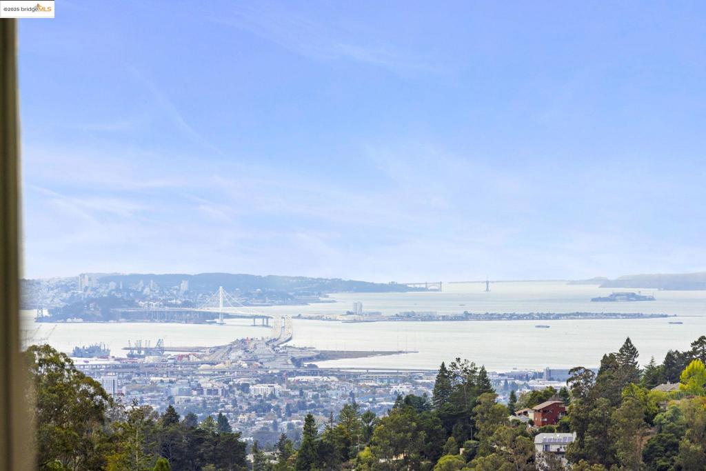 https://media.crmls.org/mediaz/1172d5cc-1a92-4d56-9d18-d38c1d567f78.jpg?preset=X-Large