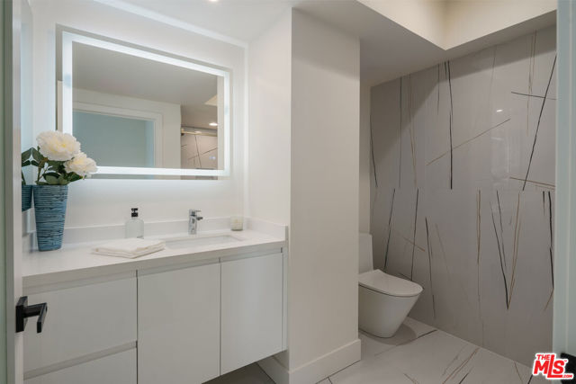 13600 Marina Pointe Drive, Marina del Rey CA: https://media.crmls.org/mediaz/1173a2fb-ecb3-4628-b023-a593bf981de9.jpg