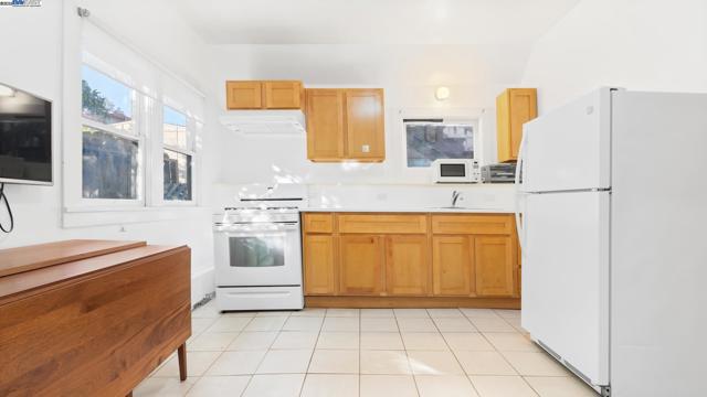 1621 E 38Th St, Oakland CA: https://media.crmls.org/mediaz/1173e094-9332-44d5-bd0c-99826b1e07eb.jpg