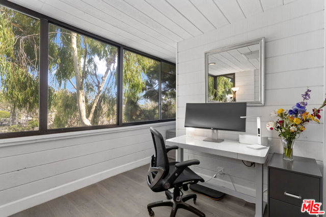310 Tahiti Way, Marina del Rey CA: https://media.crmls.org/mediaz/11741a51-426c-4e69-8e3d-e611ae106685.jpg