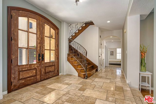 3458 Malaga Court, Calabasas CA: https://media.crmls.org/mediaz/1174997a-e92f-4c1b-87d5-e791abc36475.jpg
