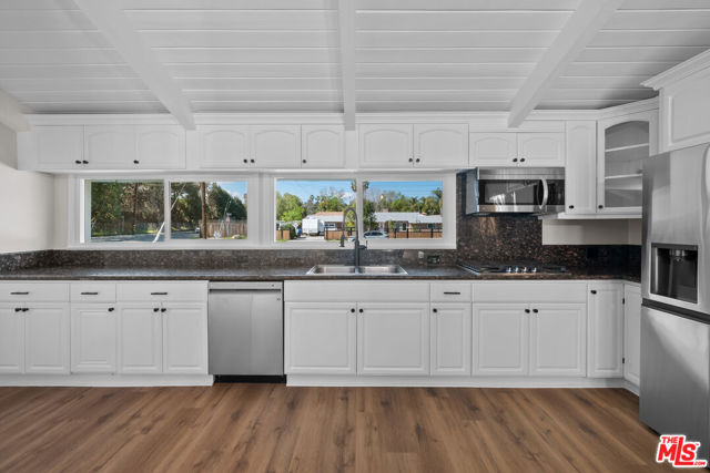5656 Penfield Avenue, Woodland Hills CA: https://media.crmls.org/mediaz/117525cf-477e-4396-b110-4cf40858177a.jpg
