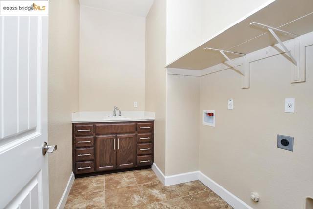 133 Clear Lake Ct, Oakley CA: https://media.crmls.org/mediaz/11764a81-002b-4812-ab94-88127986396a.jpg