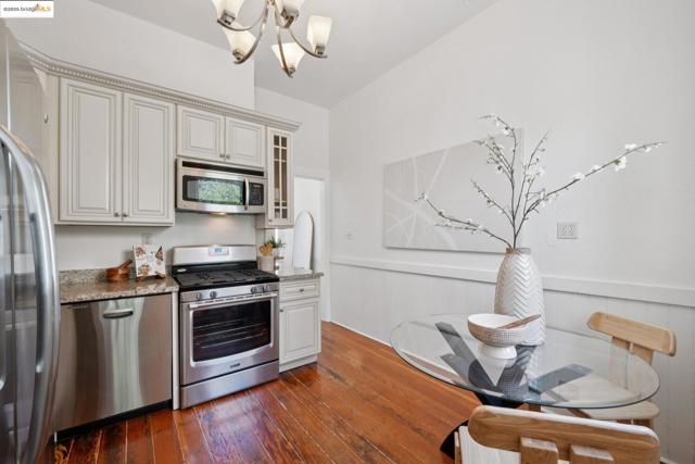3116 Harrison St, Oakland CA: https://media.crmls.org/mediaz/11765bf8-a642-4c2d-b965-5b9ec08cf6da.jpg
