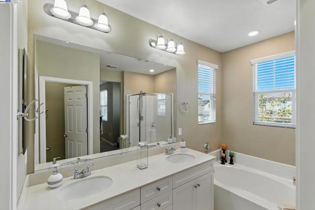 841 Fan Palm Ln, Brentwood CA: https://media.crmls.org/mediaz/1176c1e2-6f6e-4a67-b74b-8b2c140fe05a.jpg