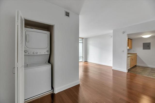 425 W Beech Street, San Diego CA: https://media.crmls.org/mediaz/1176ddb8-49e7-4670-bc44-f3d912f6c33e.jpg