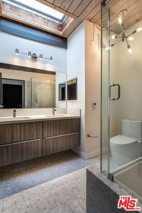 7912 Willow Glen Road, Los Angeles CA: https://media.crmls.org/mediaz/1177214e-e06e-4824-a6bd-eb79e7e5ee44.jpg