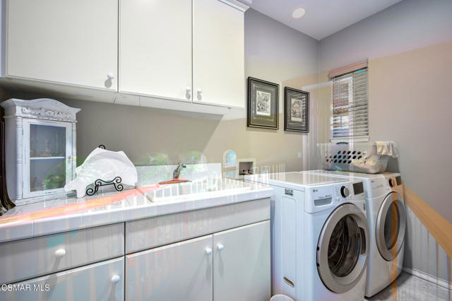 4566 Bluewood Court, Moorpark CA: https://media.crmls.org/mediaz/1177c9d6-dc94-49ba-b761-4340b8414fb2.jpg