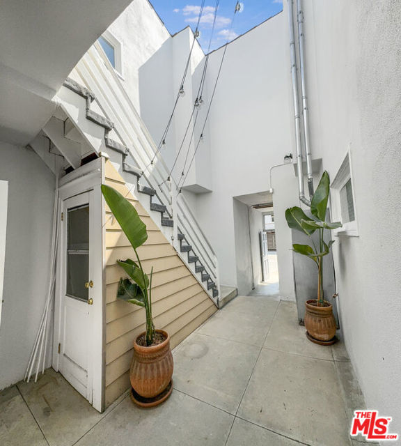 1944 Argyle Avenue, Los Angeles CA: https://media.crmls.org/mediaz/117843ed-8d34-46be-b97c-0820e3c29970.jpg