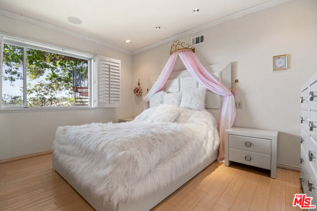 27004 PACIFIC COAST Highway, Malibu CA: https://media.crmls.org/mediaz/11790e5a-4191-4d3c-b757-e4c7b1d4db44.jpg