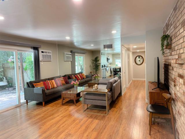 148 Ascot Ct, Moraga CA: https://media.crmls.org/mediaz/1179421e-2f1b-48c4-bf74-1cf2cae61c28.jpg