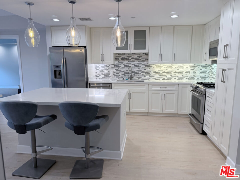 5015 Balboa Boulevard #201