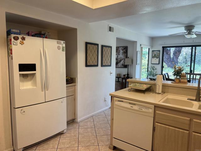 Detail Gallery Image 6 of 19 For 4710 Birchwood Cir, Carlsbad,  CA 92008 - 3 Beds | 2/1 Baths