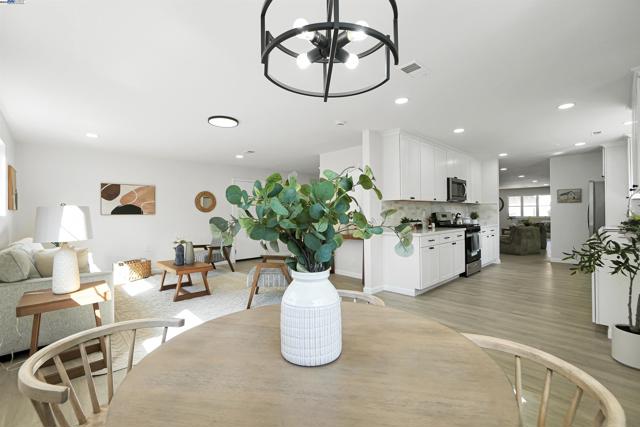 1662 Dorchester Pl, Concord CA: https://media.crmls.org/mediaz/117b019e-799f-4624-9883-e54f6200cca5.jpg