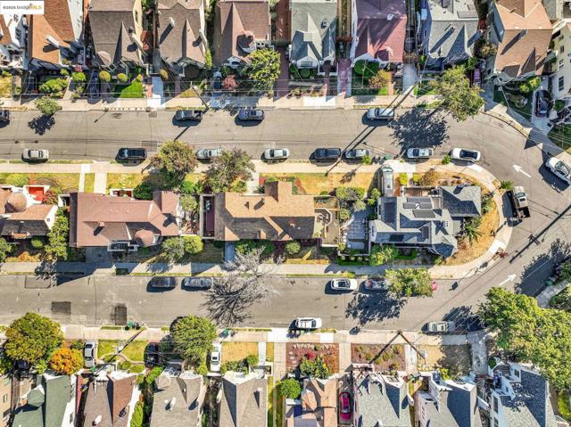 5605 Picardy Dr, Oakland CA: https://media.crmls.org/mediaz/117c3f86-3e2c-4af9-abe5-aa2aa781b45b.jpg