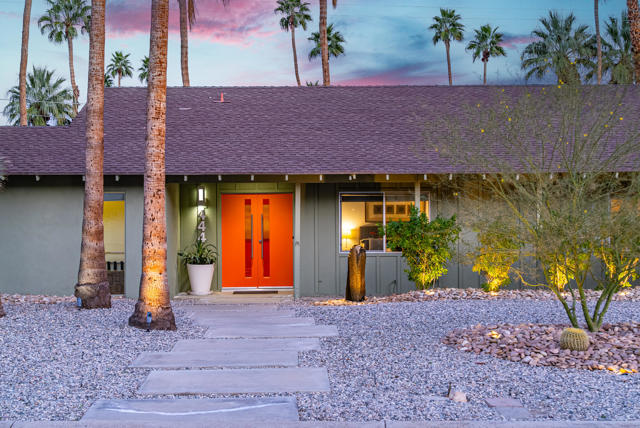 444 N Burton Way, Palm Springs CA: https://media.crmls.org/mediaz/117c8f24-1d66-4d31-a7a6-ac6dcc251cfc.jpg