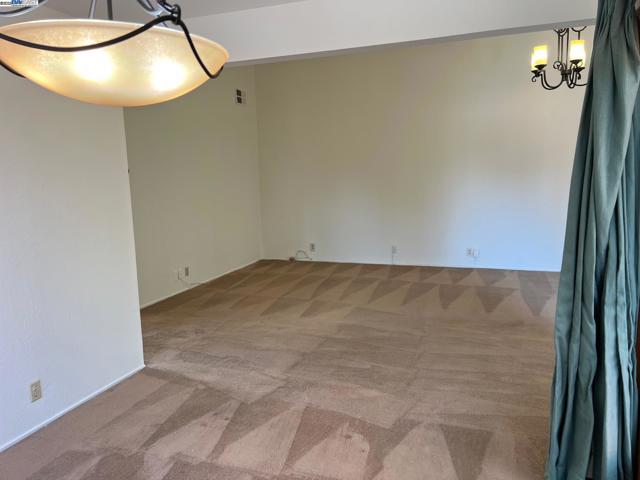 3242 Monika Ln, Hayward CA: https://media.crmls.org/mediaz/117c9036-a89a-4a2c-9b15-c4f8959424c4.jpg