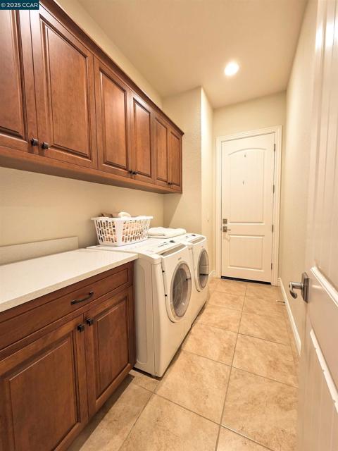 1735 Veneto Ln, Brentwood CA: https://media.crmls.org/mediaz/117cab66-fa4f-4b3c-b18d-8ccd28cf7a26.jpg