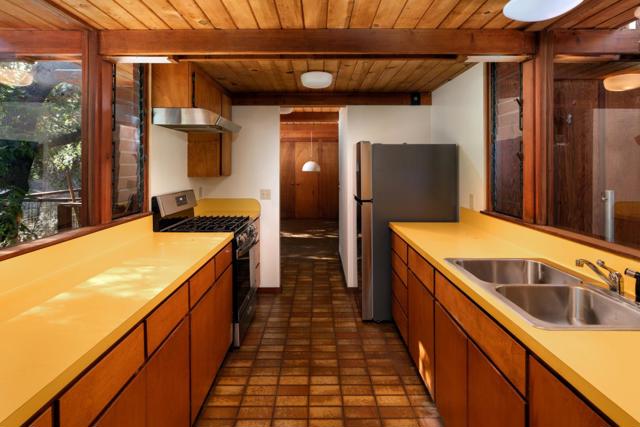 23200 Encinal Court, Los Altos Hills CA: https://media.crmls.org/mediaz/117cce6a-1b05-4b9a-9d5f-1b57176d6e71.jpg