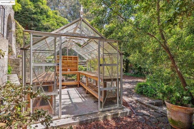 2900 Buena Vista Way, Berkeley CA: https://media.crmls.org/mediaz/117d5570-5cee-446e-87dc-22f7133ab5df.jpg