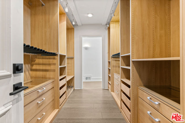 512 N Canon Drive, Beverly Hills CA: https://media.crmls.org/mediaz/117d6da5-c75d-4727-87ff-5b8a5e39b750.jpg