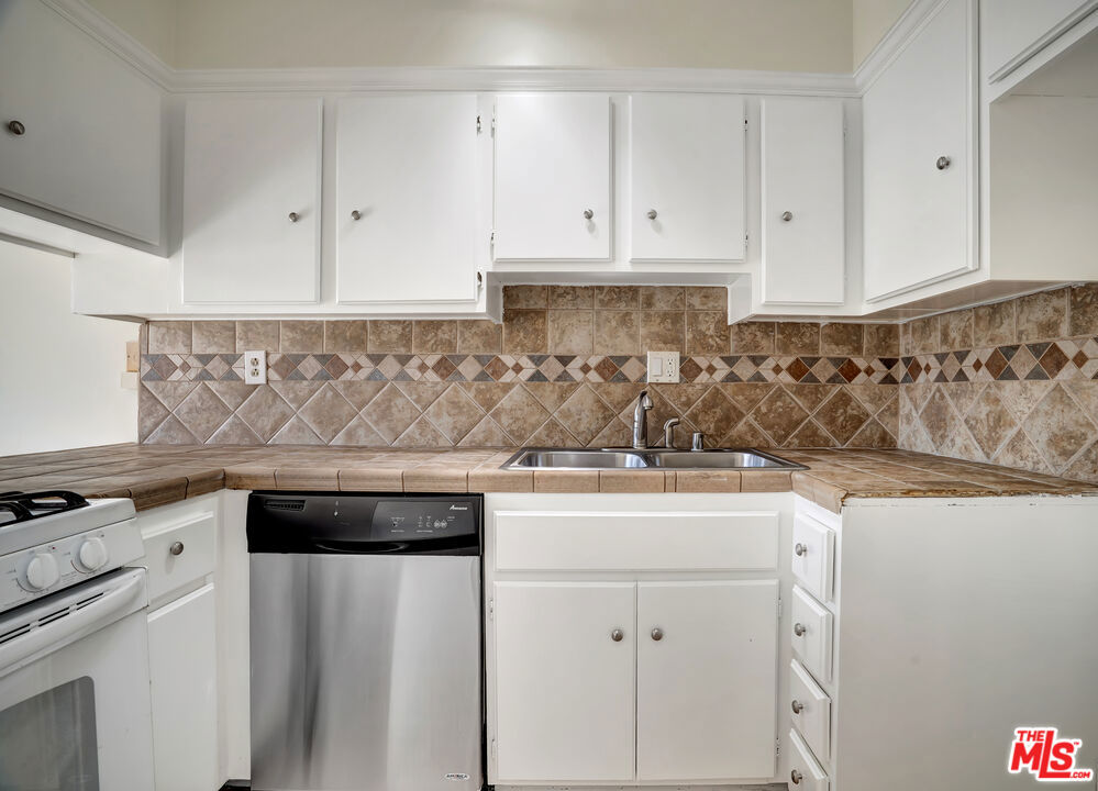 https://media.crmls.org/mediaz/117e3cab-9942-48c4-8d6c-1ebbbc199306.jpg?preset=X-Large