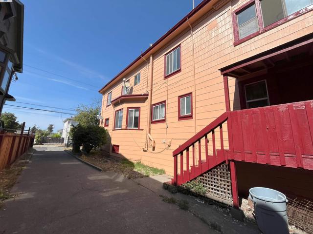 2324 9Th Ave, Oakland CA: https://media.crmls.org/mediaz/117e5399-ab73-4c0b-a775-be33e466742c.jpg