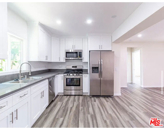 11629 1/2 Gateway Boulevard, West Los Angeles CA: https://media.crmls.org/mediaz/117f47e8-3342-4c43-8c38-f1e175e6ba17.jpg