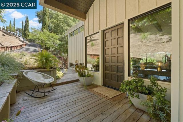 46 E Altarinda, Orinda CA: https://media.crmls.org/mediaz/117f7e92-c075-4e0b-85cb-1e06172642fe.jpg