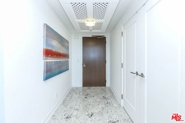 900 W OLYMPIC Boulevard, Los Angeles CA: https://media.crmls.org/mediaz/117f9c09-4aac-4ddf-a850-8b87dcd68dec.jpg