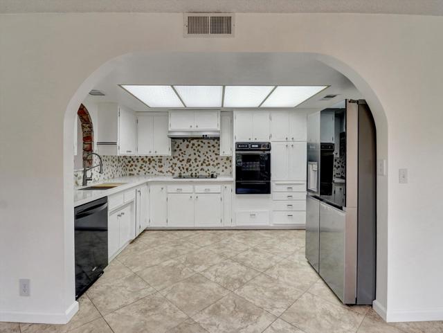 9980 Hoylake Road, Desert Hot Springs CA: https://media.crmls.org/mediaz/1180cacd-da4e-4b76-80cb-2fbd9af4c75b.jpg