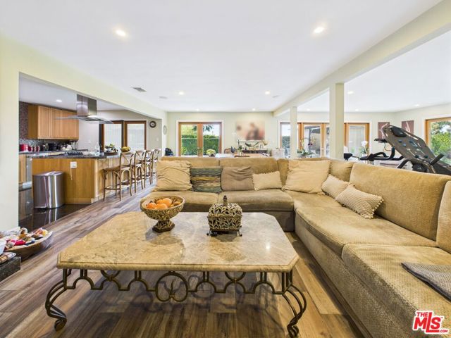 4723 Dunas Lane, Tarzana CA: https://media.crmls.org/mediaz/11817091-1798-40b1-9167-7ccf586019cb.jpg