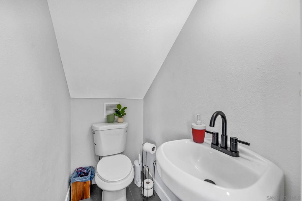 https://media.crmls.org/mediaz/1181a45a-1a0c-4c84-939c-4e5aadf1f0a9.jpg?preset=X-Large