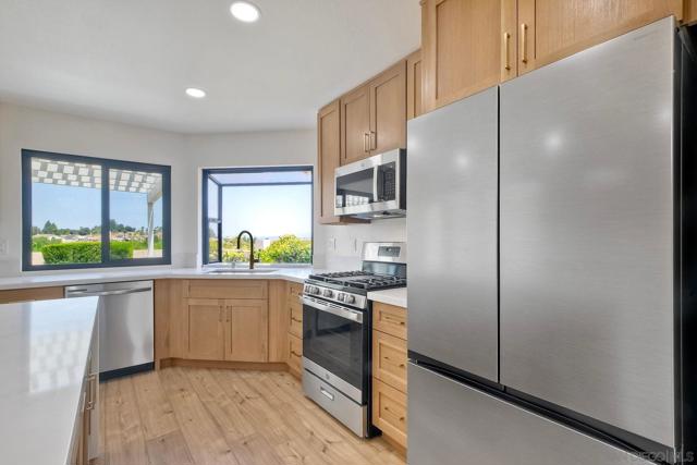 13356 Corte De Comares, San Diego CA: https://media.crmls.org/mediaz/1182915a-3b28-4c98-9677-000c696e3bf4.jpg