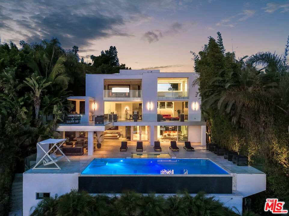 9066 St Ives Drive, Los Angeles, CA 90069